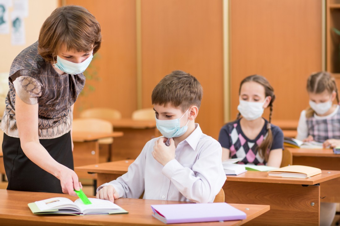 Минпросвещения не будет требовать от учеников носить маски в школах